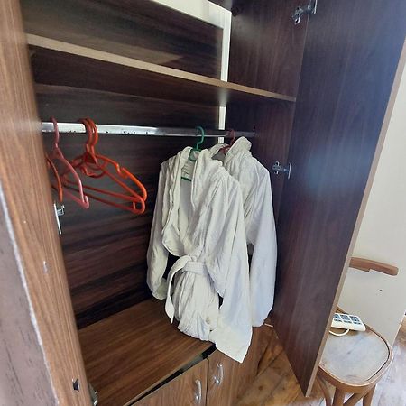 Arab Hostel, Welcoming All Solo And Groups Travellers But, Unmarried Couples Not Allowed Alexandria Luaran gambar