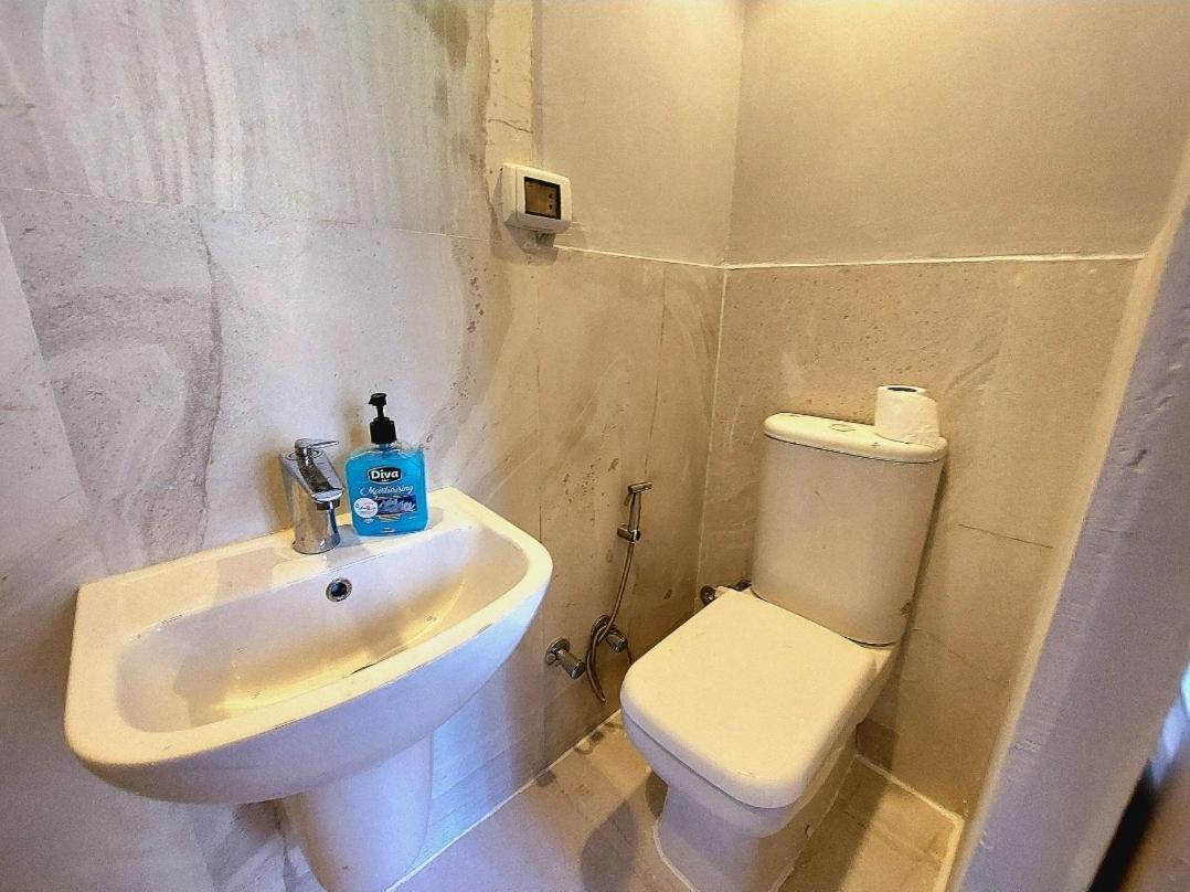 Arab Hostel, Welcoming All Solo And Groups Travellers But, Unmarried Couples Not Allowed Alexandria Luaran gambar