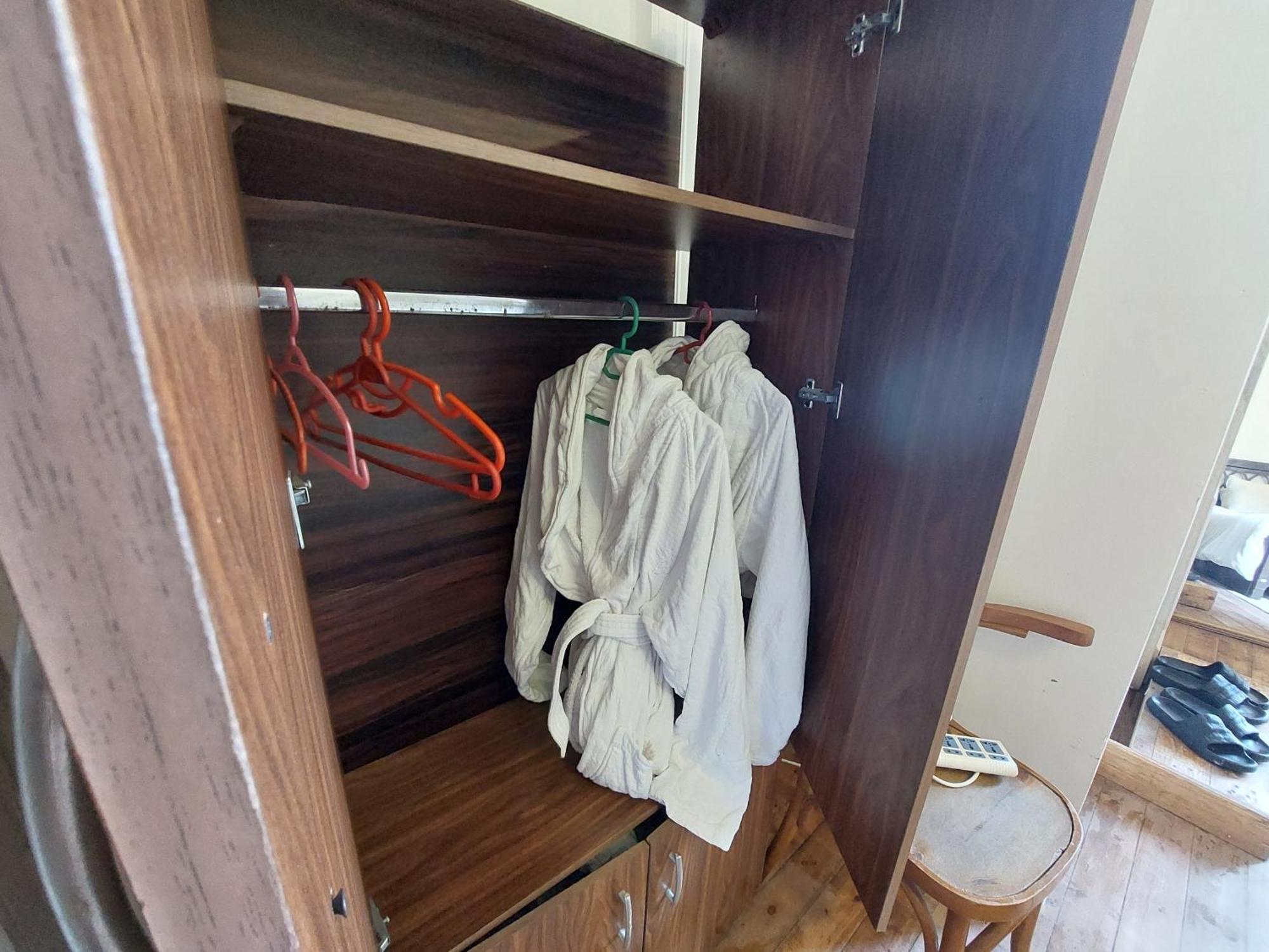 Arab Hostel, Welcoming All Solo And Groups Travellers But, Unmarried Couples Not Allowed Alexandria Luaran gambar