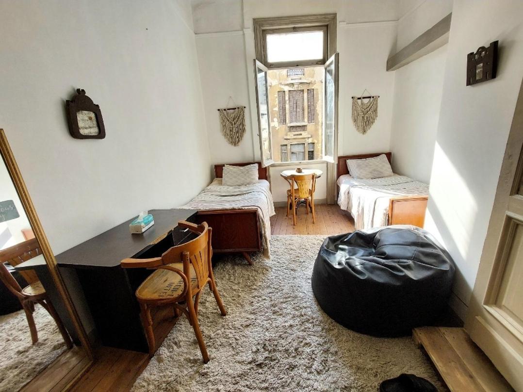 Arab Hostel, Welcoming All Solo And Groups Travellers But, Unmarried Couples Not Allowed Alexandria Luaran gambar