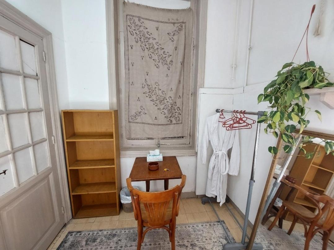 Arab Hostel, Welcoming All Solo And Groups Travellers But, Unmarried Couples Not Allowed Alexandria Luaran gambar